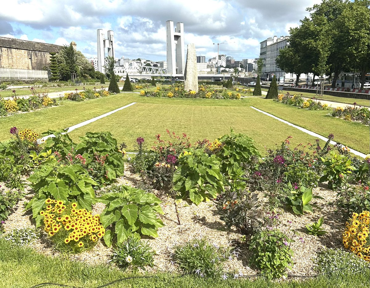 Je salue la forte implication des jardiniers de la Métropole pour l’éclat retrouvé du jardin du château à Brest
Superbe réalisation qui remet en valeur la stèle des sous mariniers a commenté Jean francois Querat Préfet maritime <a href="/premar_ceclant/">Préfecture maritime et commandement en chef ATLANT</a> lors de l’inauguration <a href="/FCuillandre/">François Cuillandre</a>