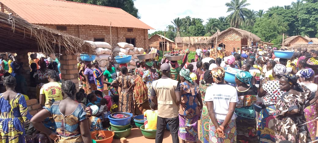 ONGACRED's tweet photo. Distribution de semences vivrières aux 33 groupements agricoles bénéficiaires du projet d’urgence à Obo, le 27 mai 2025, en partenariat avec le @FH_RCA. Cette initiative vise à soutenir la relance des activités agricoles dans cette zone. https://t.co/GZJomWETTS