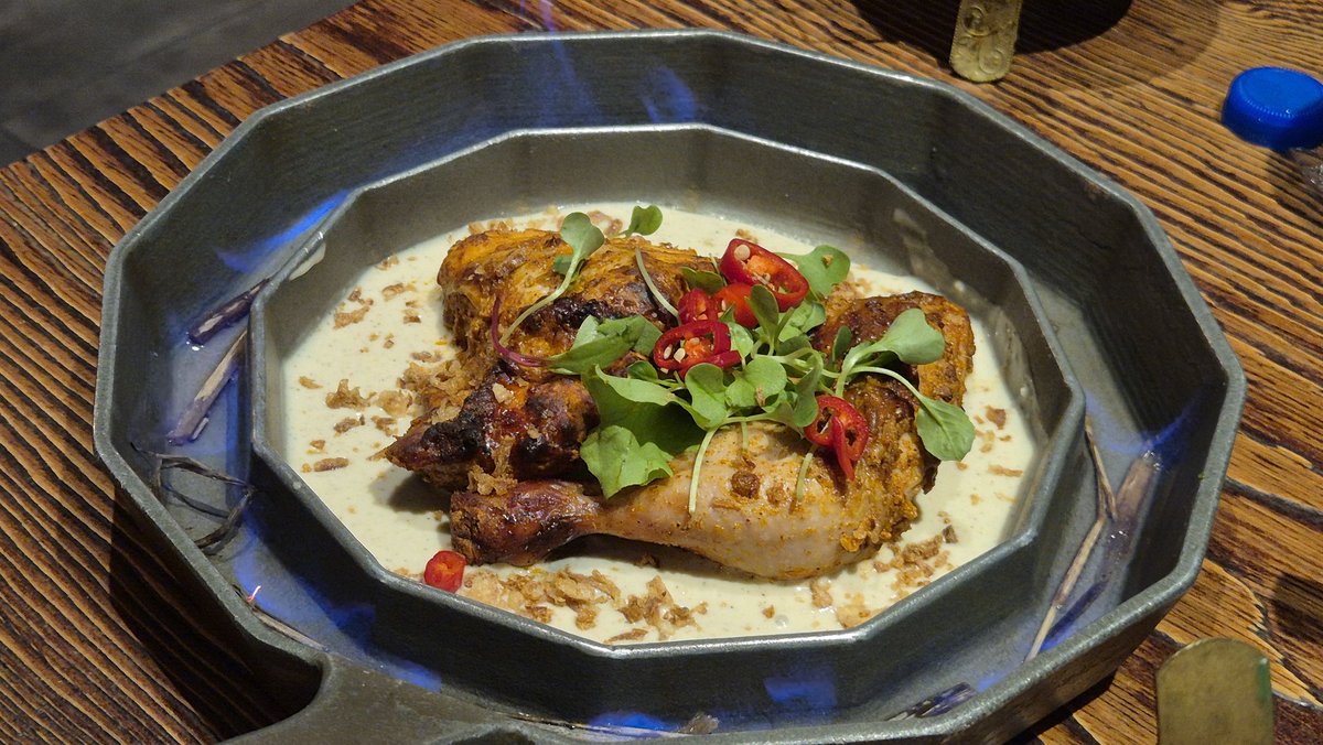 먹느라 정작 메인인 커리는 못 찍었다는