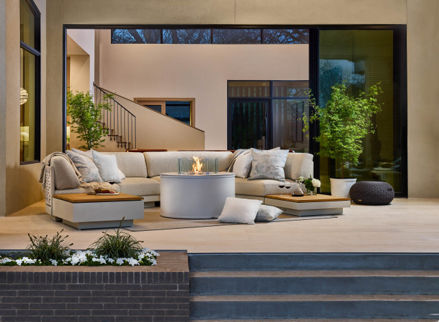 Spotted at High Point Market 🪑: 8 outdoor furniture trends ready to upgrade your clients' patios, decks &amp; poolside spaces. bit.ly/4nD3Hee 

#DesignTrends #HighPointMarket #OutdoorLiving #HouzzPro
