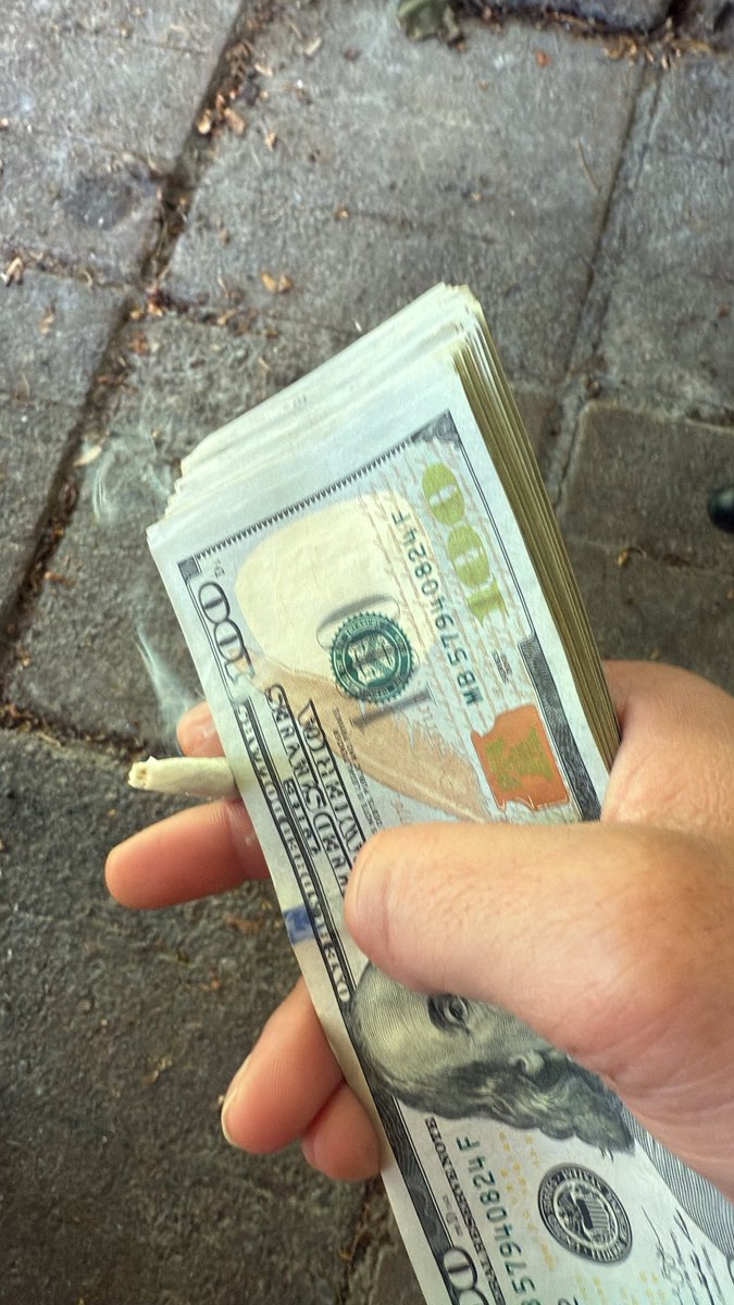 OgBernz's tweet photo. They only love you when it’s convenient #FWE #Love #Haters #OES #Money #majorindependent Money Make Money #VersaceGang #EarlyGang Link In my bio ☝️🤑⭕️〽️ https://t.co/pGKbgciICi