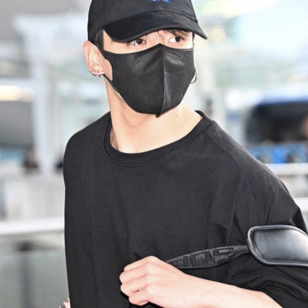 jungkook and lisa on their way to LA