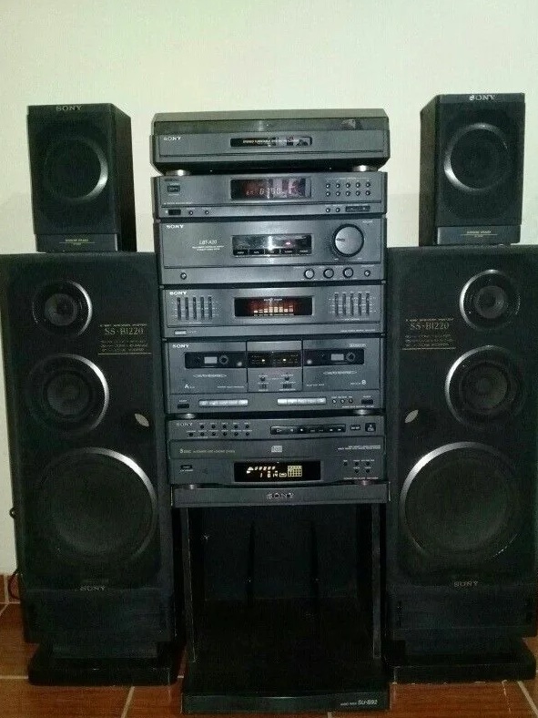 SoyFranCCo's tweet photo. Cosas que en los 80 y 90 nos hacían sentir millonarios (spoiler: no lo éramos) 

Abro hilo🧵 veraniego

1️⃣ Cadena de sonido estéreo
Un altar al consumo: luces, doble casetera, ecualizador de 10 bandas y un mando que nunca se usaba.
Continúa hilo 👇