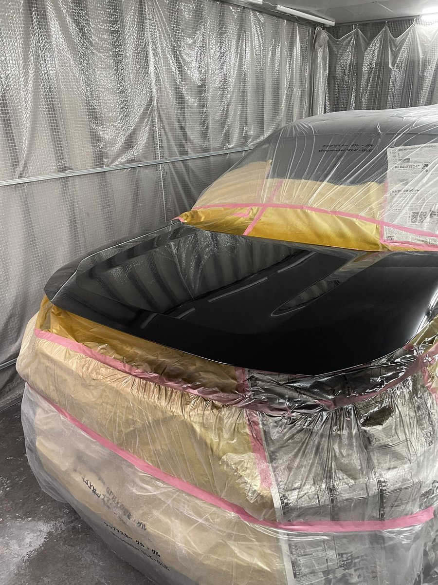 upup0110's tweet photo. この時期ボンネットとか天井緊張すんねんな
塗る前は体を脱水症状にしてから塗るから塗装も命懸け！
クリアー２回目ぐらいに死んだばぁちゃんとか応援にくる https://t.co/u36RridUbn