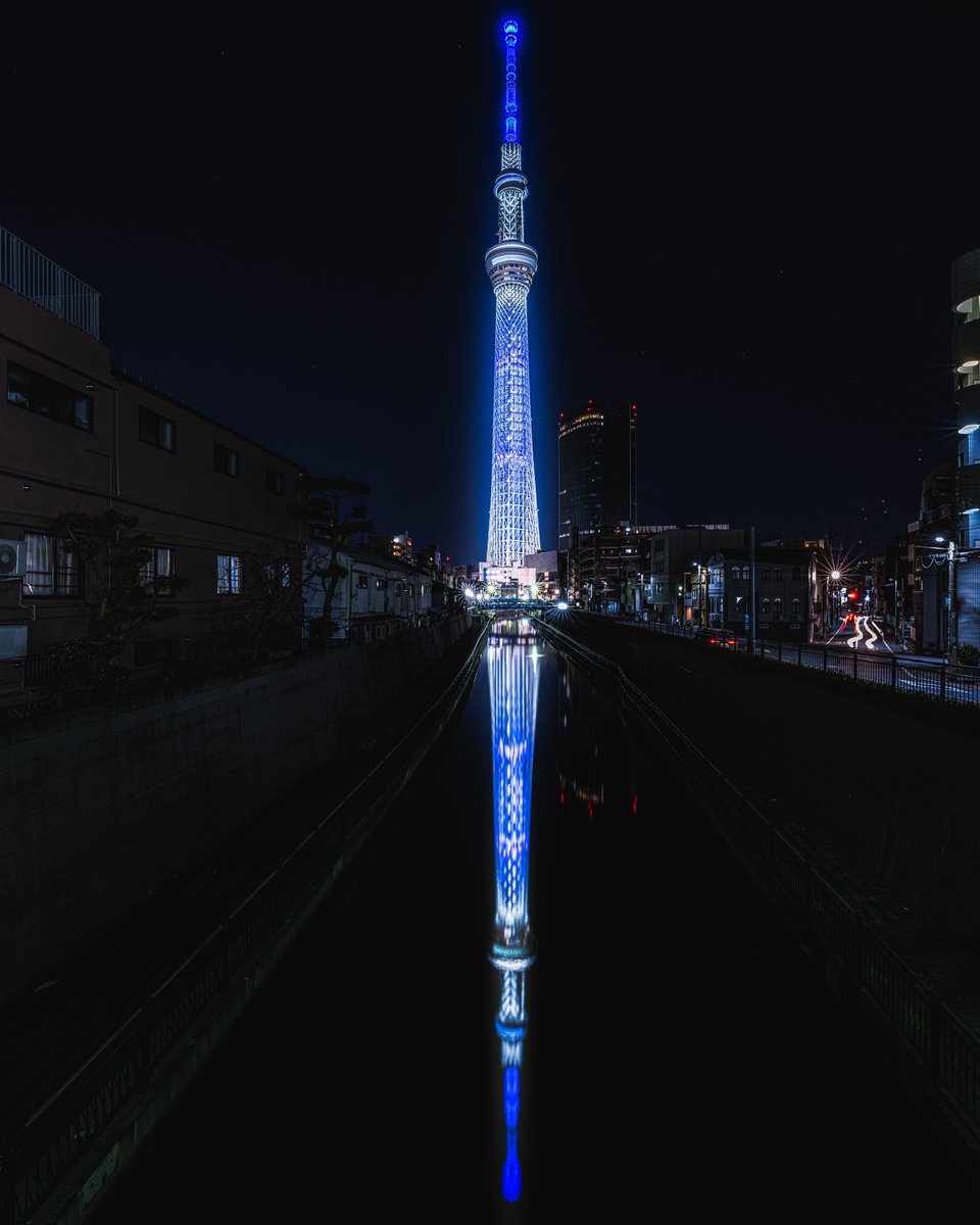 静寂の青が夜の街に映える