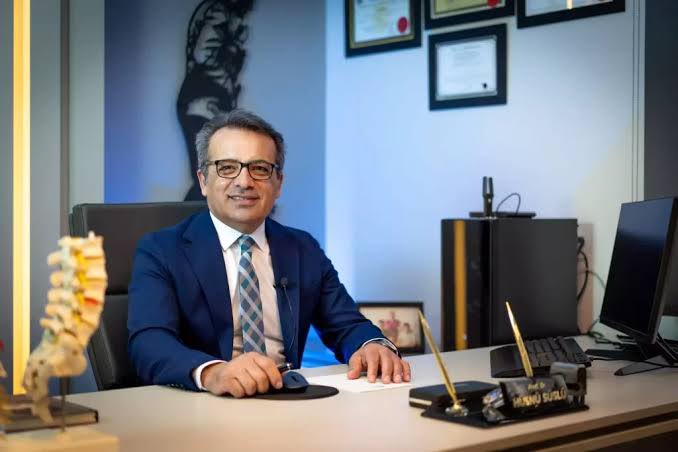 Algeoloji Uzmanı Prof. Dr. Hüsnü Süslü:

"Uzmanlık alanım ağır hastaların bakımı. Yoğun bakım, palyatif destek ve ağrı tedavisi son derece hassas ve steril koşullar gerektirir.

Murat Çalık’ın bırakın evde, hastanede dahi özenle takip edilmesi gerekirken cezaevine gönderilmesi