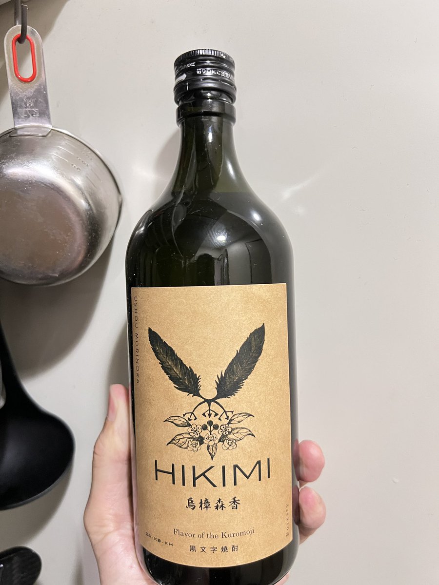 ojizousan's tweet photo. 本日の配信のお供は

お酒は春鹿『青乃魔斬(あおのまきり)生酛純米 超辛口生原酒』と『クロモジ焼酎 HIKIMI 烏樟森香(うしょうもりのか)』

肴は「太刀魚塩焼き」「無花果の揚げ出し」「コーンとじゃがのバジル風味」「お造り(本鮪、真鯛、スルメイカ、赤貝、つぶ貝)」「揚げ茄子の薬味だれ」
#酒林堂 https://t.co/egJf1FuPgv