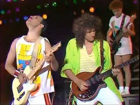 spikebulsara's tweet photo. 1986年7月9日 QUEENMagic Tourニューカッスル イングランド セント・ジェームズ・パークで公演がありました #FreddieMercury #BrainMay #JohnDercon https://t.co/EUGZ2WMk30