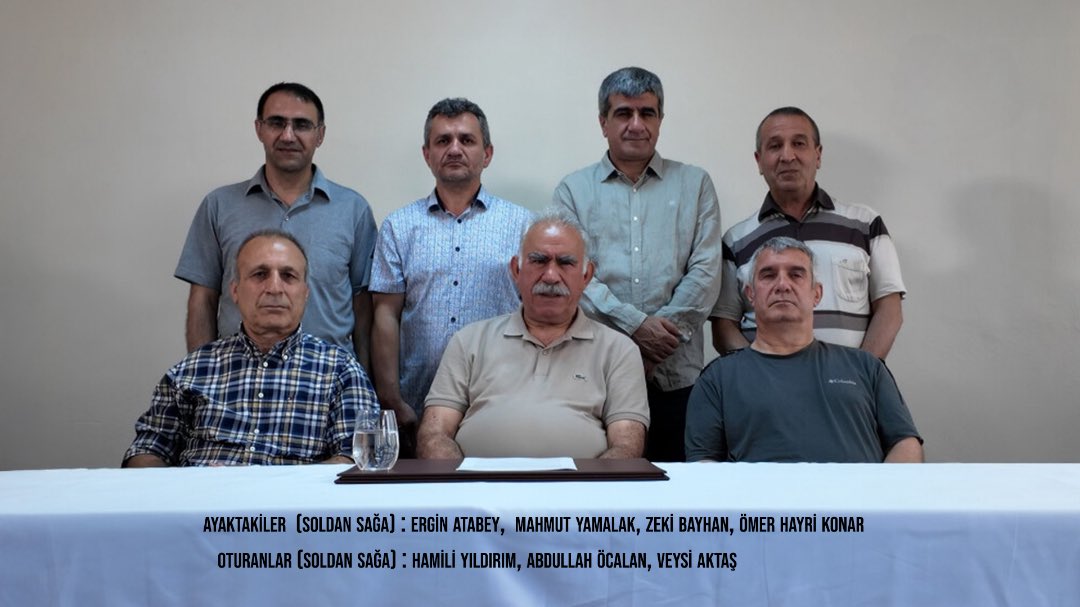 “Bazen bir ses, sadece bir ses değildi
Bir kıtayı ayağa kaldırır.
Bir halkı birleştirir.
Bir geleceği başlatır.”
Bugün, bir devrimci önderliğin sesi sadece duyulmadı
Bugün, o sesle birlikte tarih yeniden kuruldu!
Tarih, bugünü yazacak:
Önder Apo’nun sesi bugün dünyada yankılandı