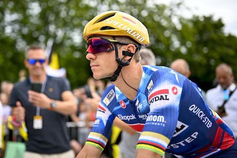 Remco m’a impressionné hier quand il a roulé pour revenir sur ceux de devant. Je me demande s’il n’est pas capable de planter une minute à tout le monde aujourd’hui et de prendre le jaune