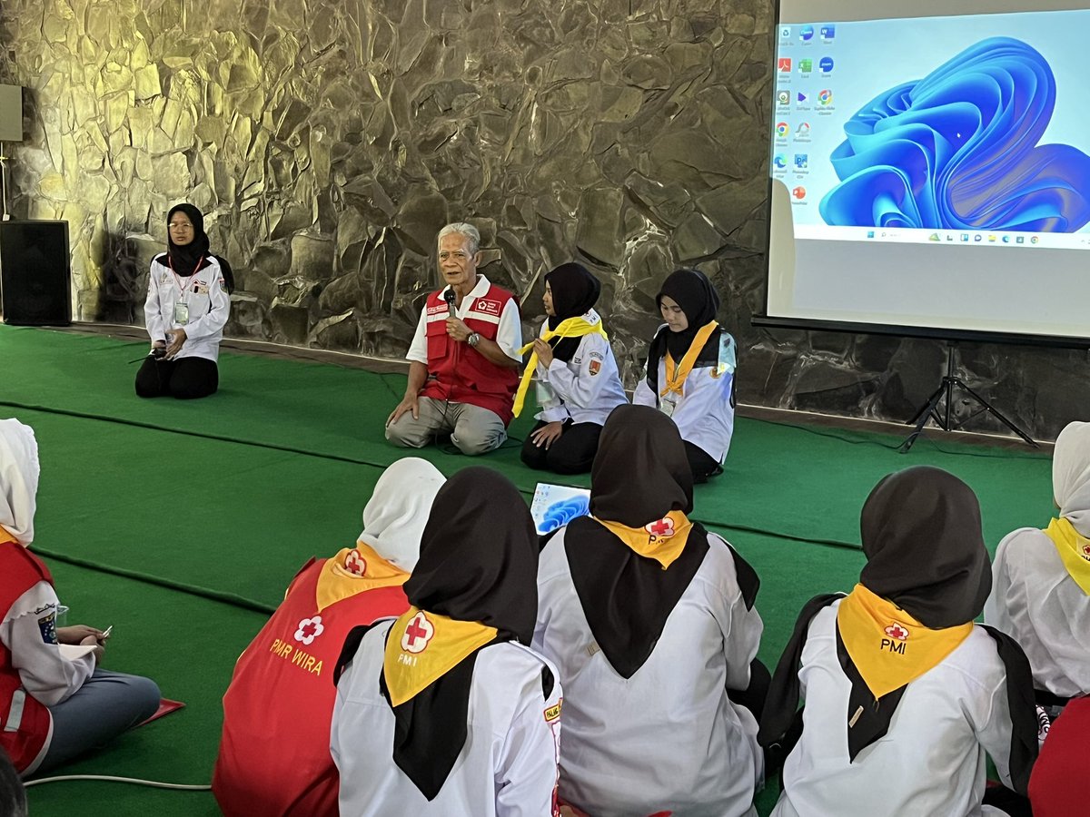 Ketua PMI Jateng Sarwa Pramana, mengikuti pembukaan Latgab Forpis Se-Korwil I Jateng yg dibuka oleh Bupati Kudus Sam'ani Intakoris dan memberikan arahan kepada 120 peserta yg merupakan perwakilan anggota PMR Wira dari 12 PMI Kab/Kota Wilayah I di Taman Sardi, Dawe, Kudus. (9/7)