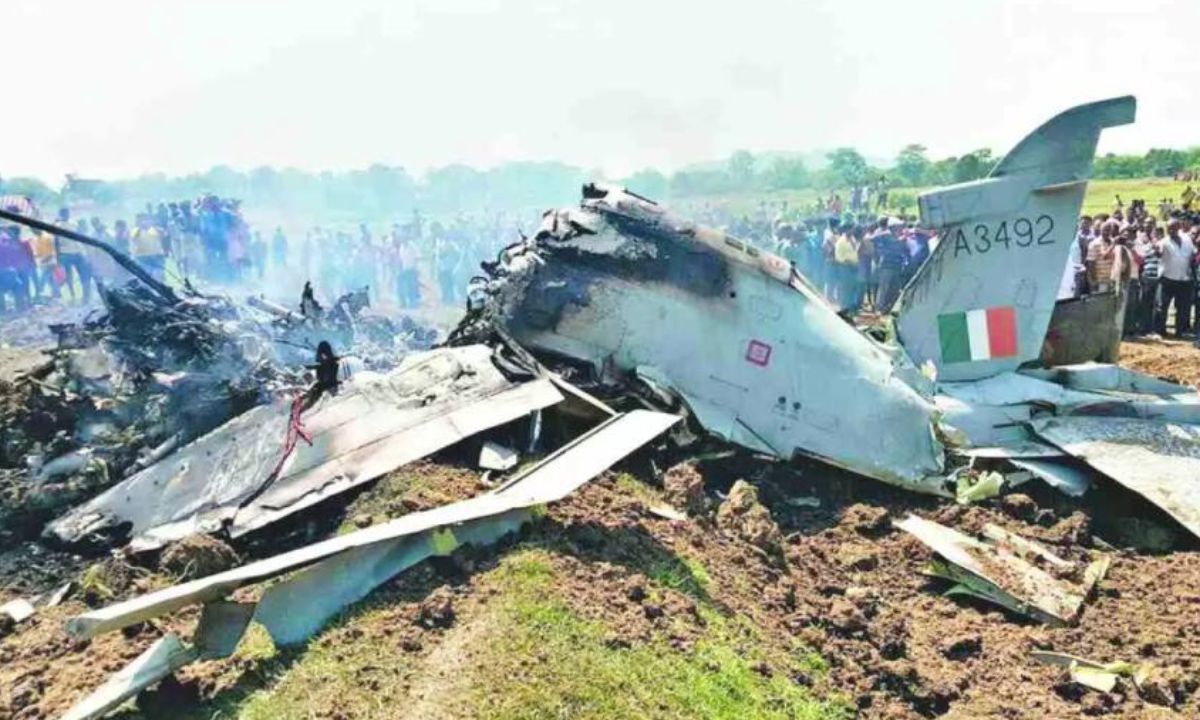 Brave_092's tweet photo. #BreakingNews: A Jaguar fighter aircraft has crashed in Bhanuda village of Churu district in Rajasthan.

In which news of death of 2 people is coming, after all why are so many plane crashes happening.

Who will take responsibility for this?

 #planecrash https://t.co/Rh12OgbV4E