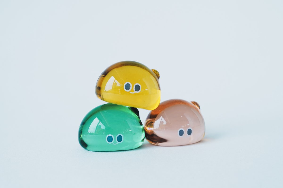 wetaiwan_tw's tweet photo. 🌟ガラス製のa-We ガチャガチャ
◠◡◠◡◠◡◠◡◠◡◠◡◠◡◠◡◠◡◠◡◠◡◠◡◠◡◠◡
ガラス製の a-We ガチャガチャは、半手作業によるプレス製法で、原料にリサイクルガラスを加え、溶融・再製を経て、創造的なアート素材へと生まれ変わらせています。

素材が循環することで、生命の継続と再生を象徴し、この製造工程は環境のサステナビリティと共鳴しています。ガラスの生命を孵化（うか）させるプロセスに参加体験することとなるのです。
◠◡◠◡◠◡◠◡◠◡◠◡◠◡◠◡◠◡◠◡◠◡◠◡◠◡◠◡

GLASS GACHA！
BEFORE TRANSPARENCY：生命孵化所
期間　2025.07.05 - 07.27（10:00 - 17:30）
場所　春室 Glass Studio + The POOL（新竹市東區東大路一段2號 / 月曜休館）