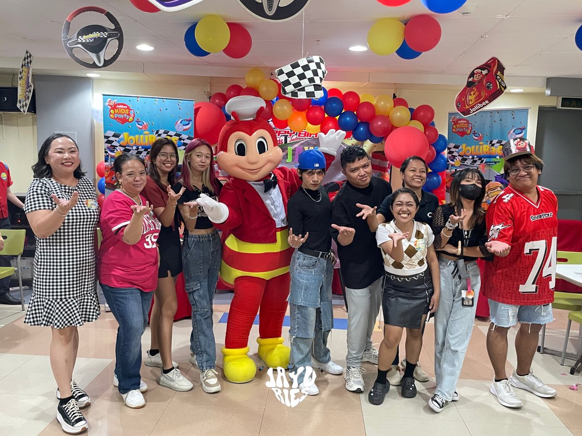 jayuriesph's tweet photo. Here's the photo op with Jollibee &amp; Jayu 💙 

Tag your co-SOULz &amp; Jayuries! 

JAYU GRAND PRIX DAY
#HappyJAYUDay #GenZix_Jayu
#GenZix @GenZix_JAYU https://t.co/TN5lN4m0o7