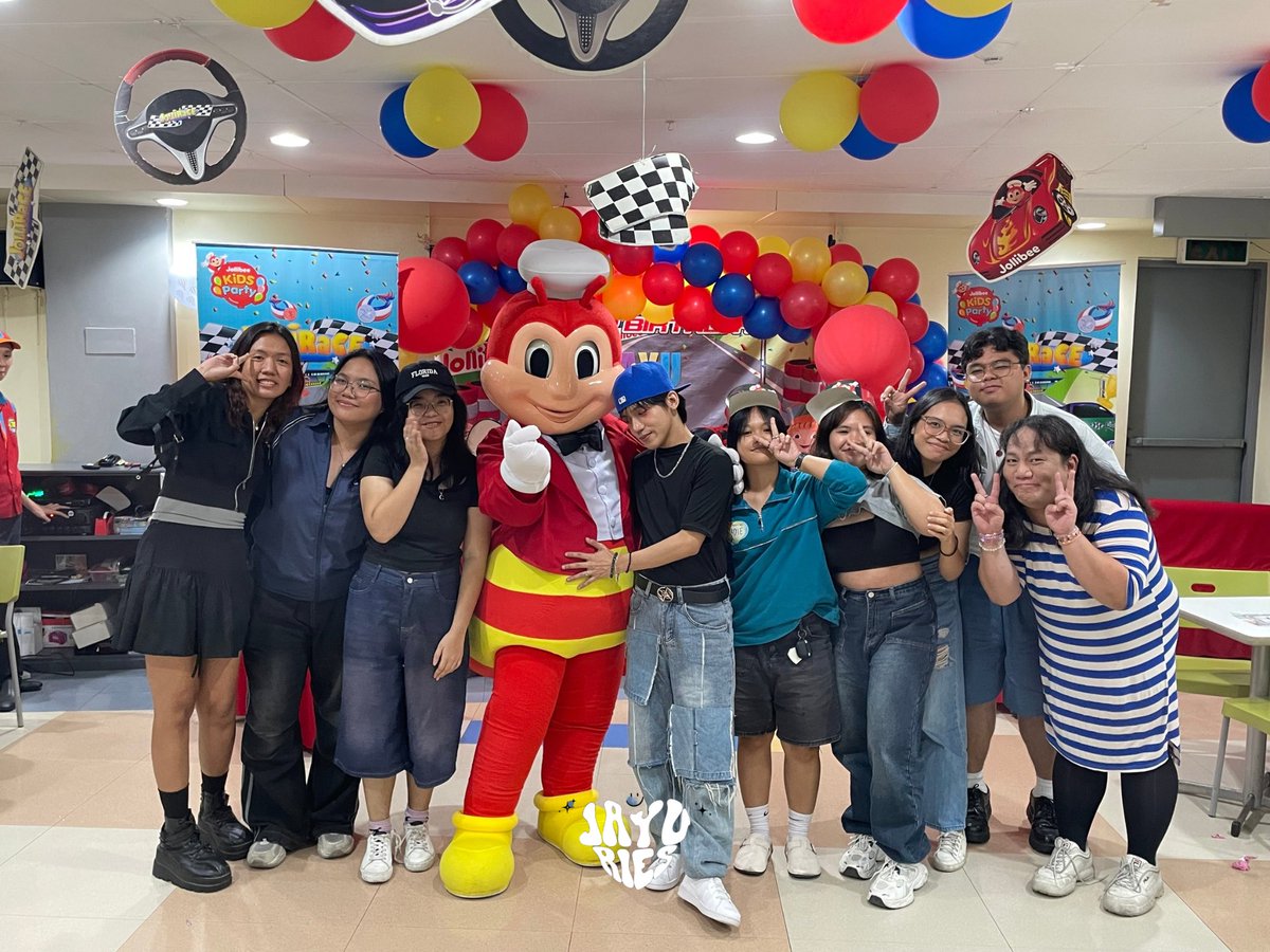 jayuriesph's tweet photo. Here's the photo op with Jollibee &amp; Jayu 💙 

Tag your co-SOULz &amp; Jayuries! 

JAYU GRAND PRIX DAY
#HappyJAYUDay #GenZix_Jayu
#GenZix @GenZix_JAYU https://t.co/TN5lN4m0o7