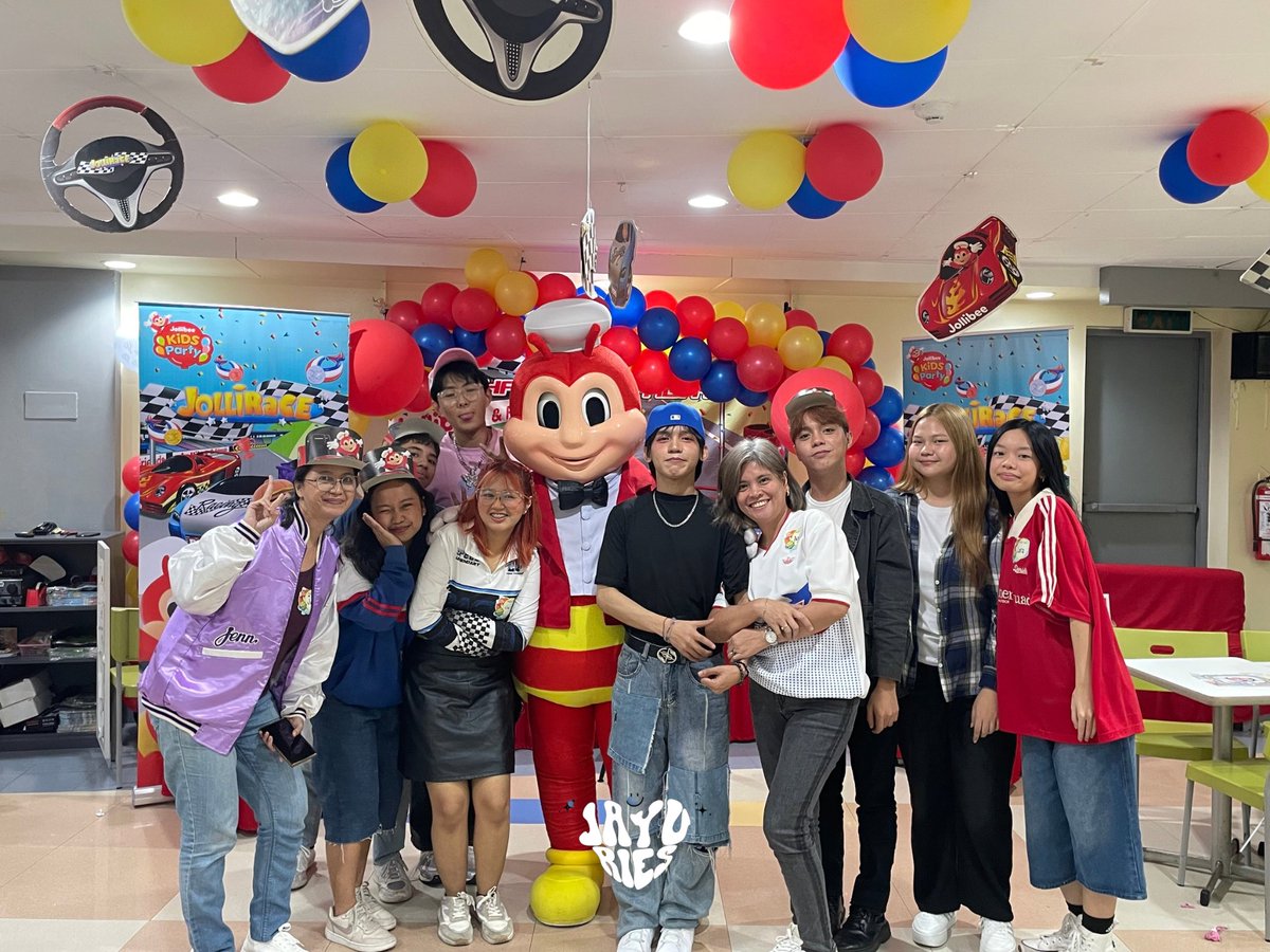 jayuriesph's tweet photo. Here's the photo op with Jollibee &amp; Jayu 💙 

Tag your co-SOULz &amp; Jayuries! 

JAYU GRAND PRIX DAY
#HappyJAYUDay #GenZix_Jayu
#GenZix @GenZix_JAYU https://t.co/TN5lN4m0o7