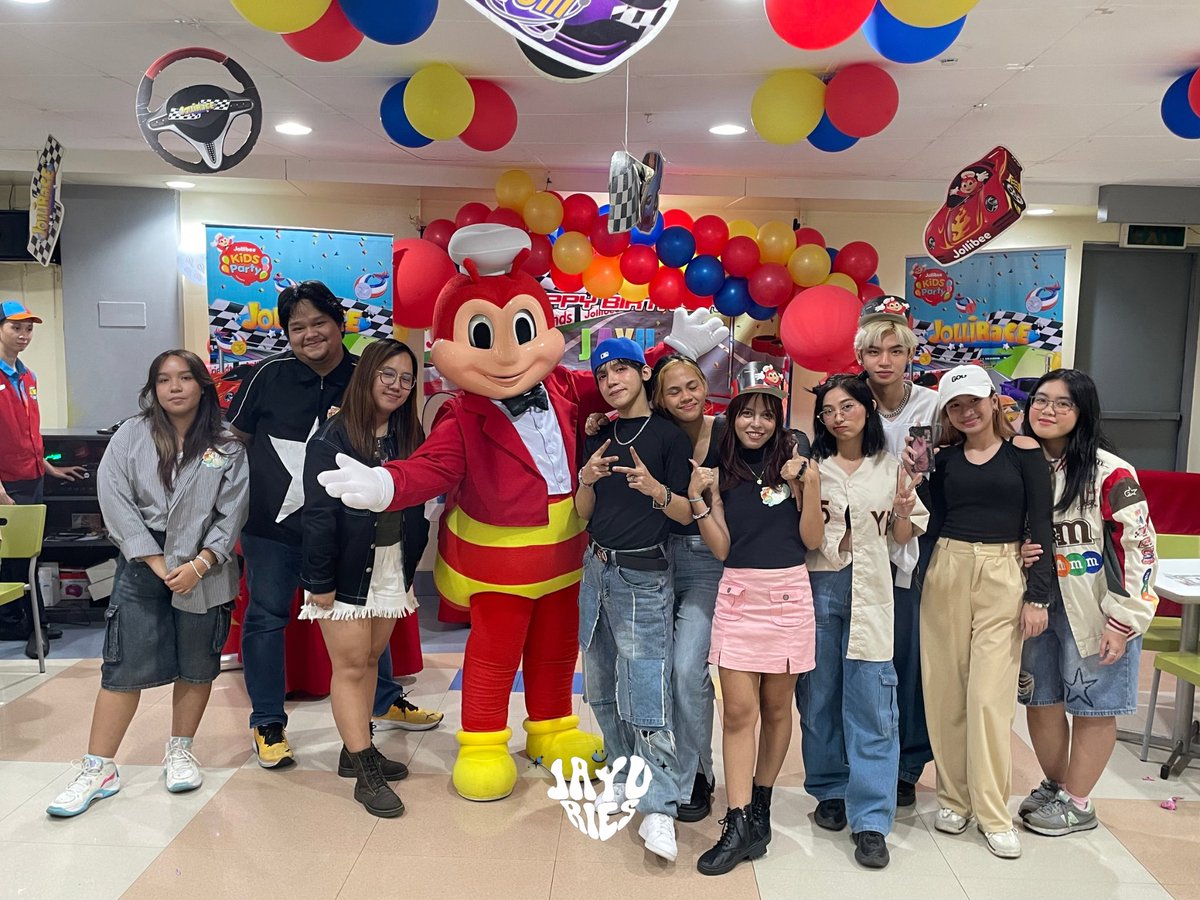 Here's the photo op with Jollibee &amp; Jayu 💙 

Tag your co-SOULz &amp; Jayuries! 

JAYU GRAND PRIX DAY
#HappyJAYUDay #GenZix_Jayu
#GenZix <a href="/GenZix_JAYU/">JAYU</a>