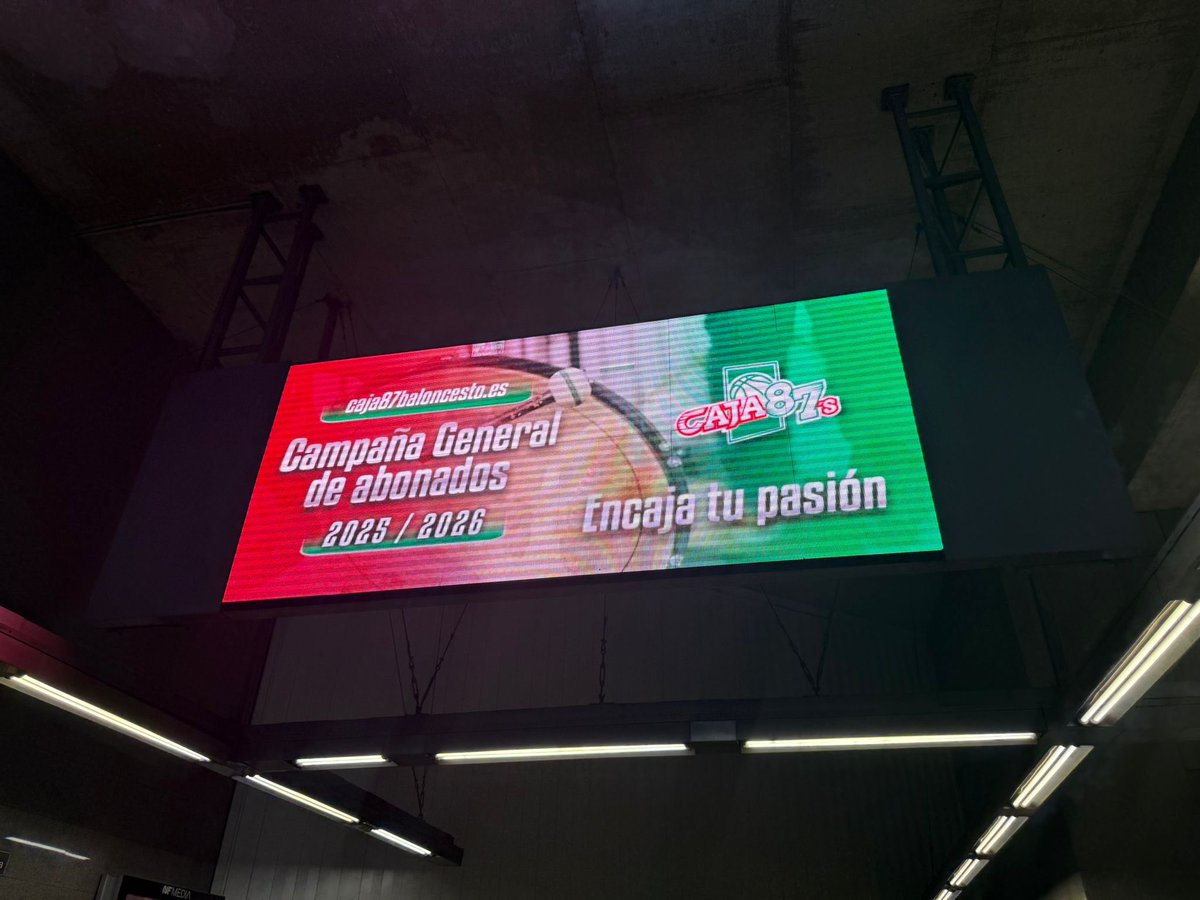 Publicidad de la campaña general de abonados del @Caja87Basket 2025/2026 en las pantallas del Metro de Sevilla. #Caja87 #SevillaHoy