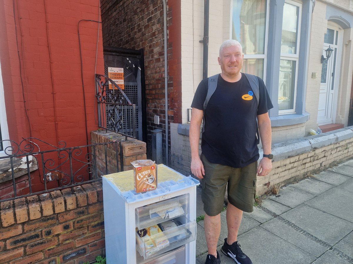 Craig Pearson (@ctpearson2409) on Twitter photo Morning letter drop with <a href="/Everton2Gether/">Kevin Robinson-Hale</a> and picking up a few issues from residents Morning letter drop with <a href="/Everton2Gether/">Kevin Robinson-Hale</a> and picking up a few issues from residents
