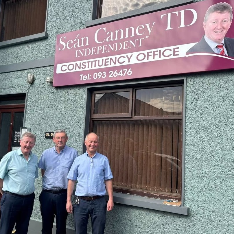 IrishPostmaster's tweet image. Great to meet Minister @SeanCanney to discuss the importance of government investment in securing the future of our post office network. Thanks Minister! #IrishPostmasters #Supportyourlocalpostoffice