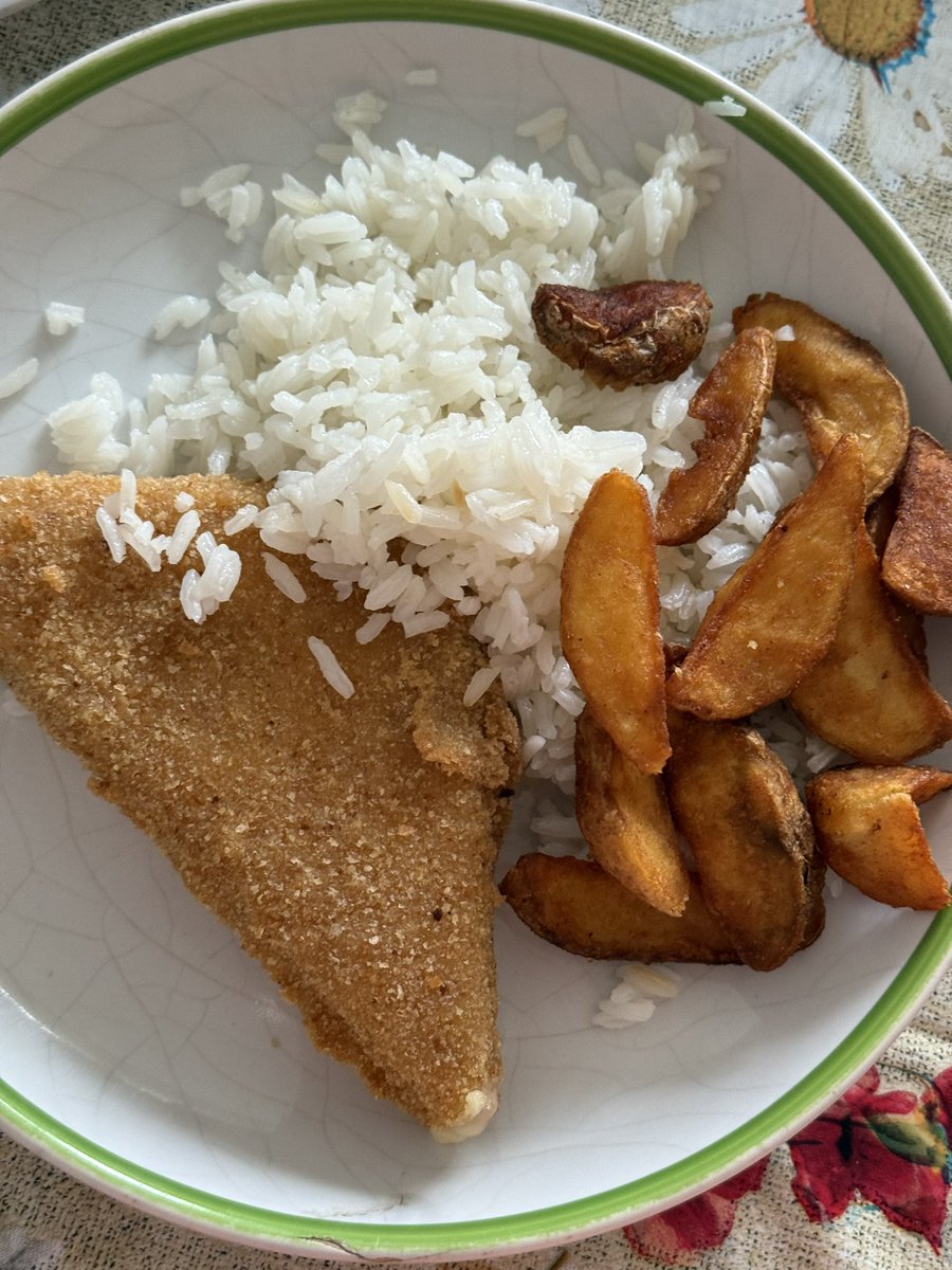 AndreaNagy's tweet photo. Rántott sajt rizzsel , krumplival
#ebéd #ebed #lunch #mutimiteszel https://t.co/u7h6t5CrpD