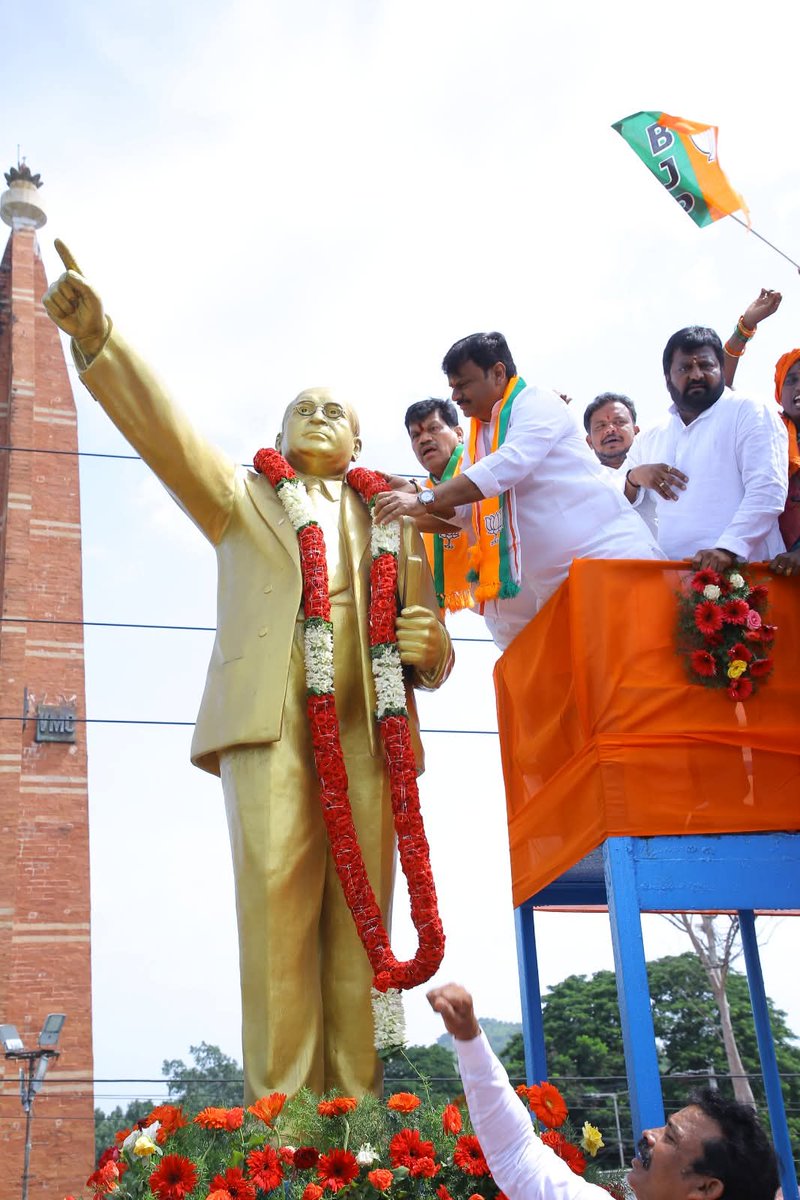 pothuguntabjp's tweet photo. నూతనంగా ఎన్నికైన @BJP4Andhra అధ్యక్షులు శ్రీ @MadhavBJP  గారు నేడు విజయవాడలో పెద్ద ఎత్తున ర్యాలీ లో పాల్గొని పార్టీ కార్యాలయంలో పదవీ బాధ్యతలు స్వీకరించడం జరిగింది కార్యక్రమంలో రాష్ట్ర నలుమూలల నుంచి కార్యకర్తల్లో నాయకులు పెద్ద ఎత్తున పాల్గొన్నారు. 
@satyakumar_y @BJPMadhukarAP https://t.co/G5cHACOKC2