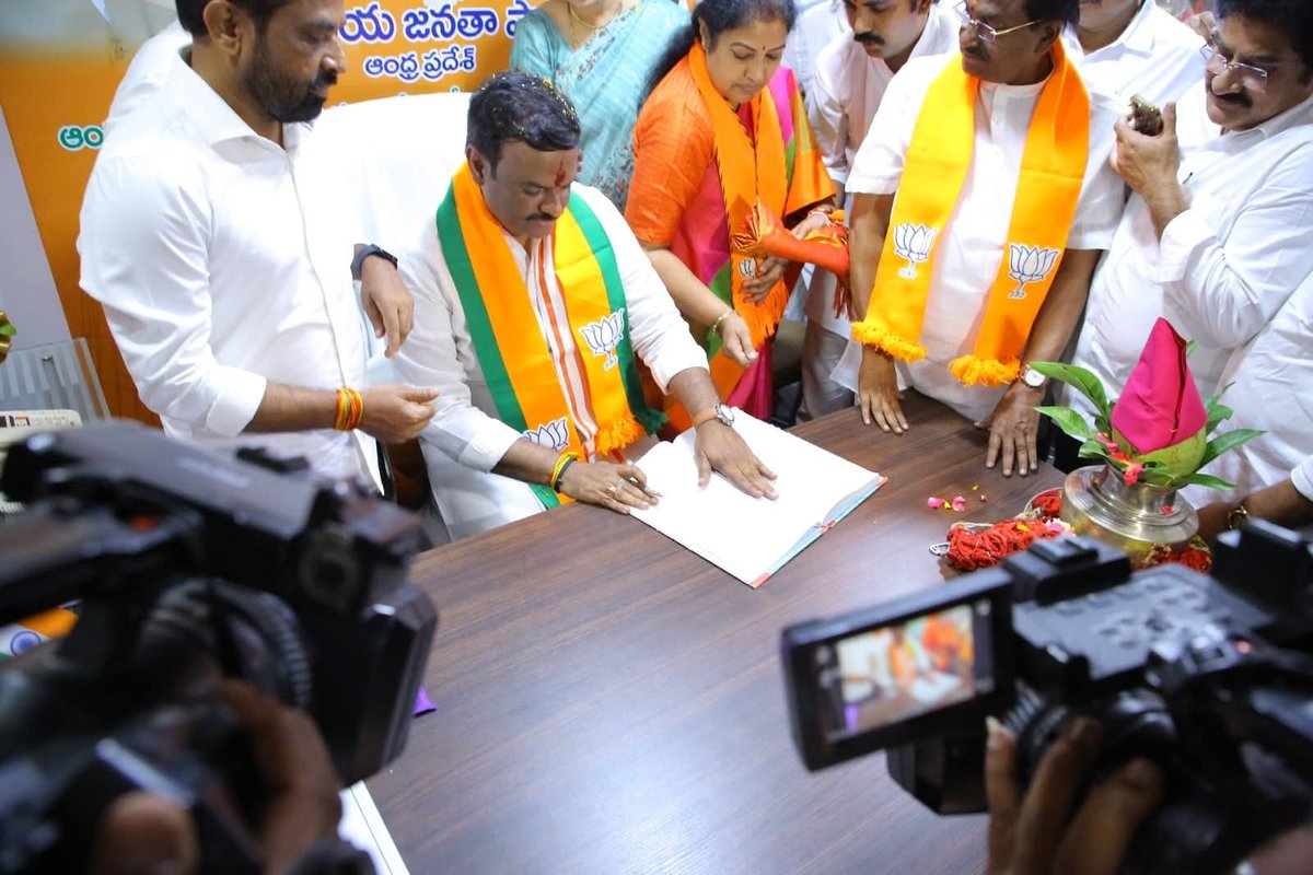 pothuguntabjp's tweet photo. నూతనంగా ఎన్నికైన @BJP4Andhra అధ్యక్షులు శ్రీ @MadhavBJP  గారు నేడు విజయవాడలో పెద్ద ఎత్తున ర్యాలీ లో పాల్గొని పార్టీ కార్యాలయంలో పదవీ బాధ్యతలు స్వీకరించడం జరిగింది కార్యక్రమంలో రాష్ట్ర నలుమూలల నుంచి కార్యకర్తల్లో నాయకులు పెద్ద ఎత్తున పాల్గొన్నారు. 
@satyakumar_y @BJPMadhukarAP https://t.co/G5cHACOKC2