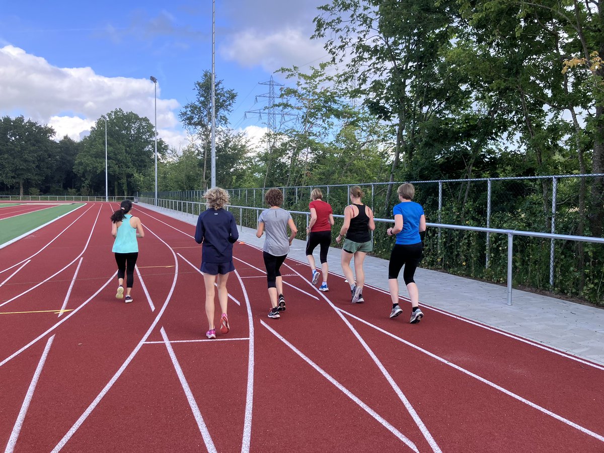 elsjonker's tweet image. Laatste Vrouwenlooptraining @avdaventria1906 voor de vakantie: select gezelschap dat aan elkaar gewaagd was. Na inlopen en loopscholing tempo’s en interval. 
Nu vakantie, 27/8 zijn we er weer👍