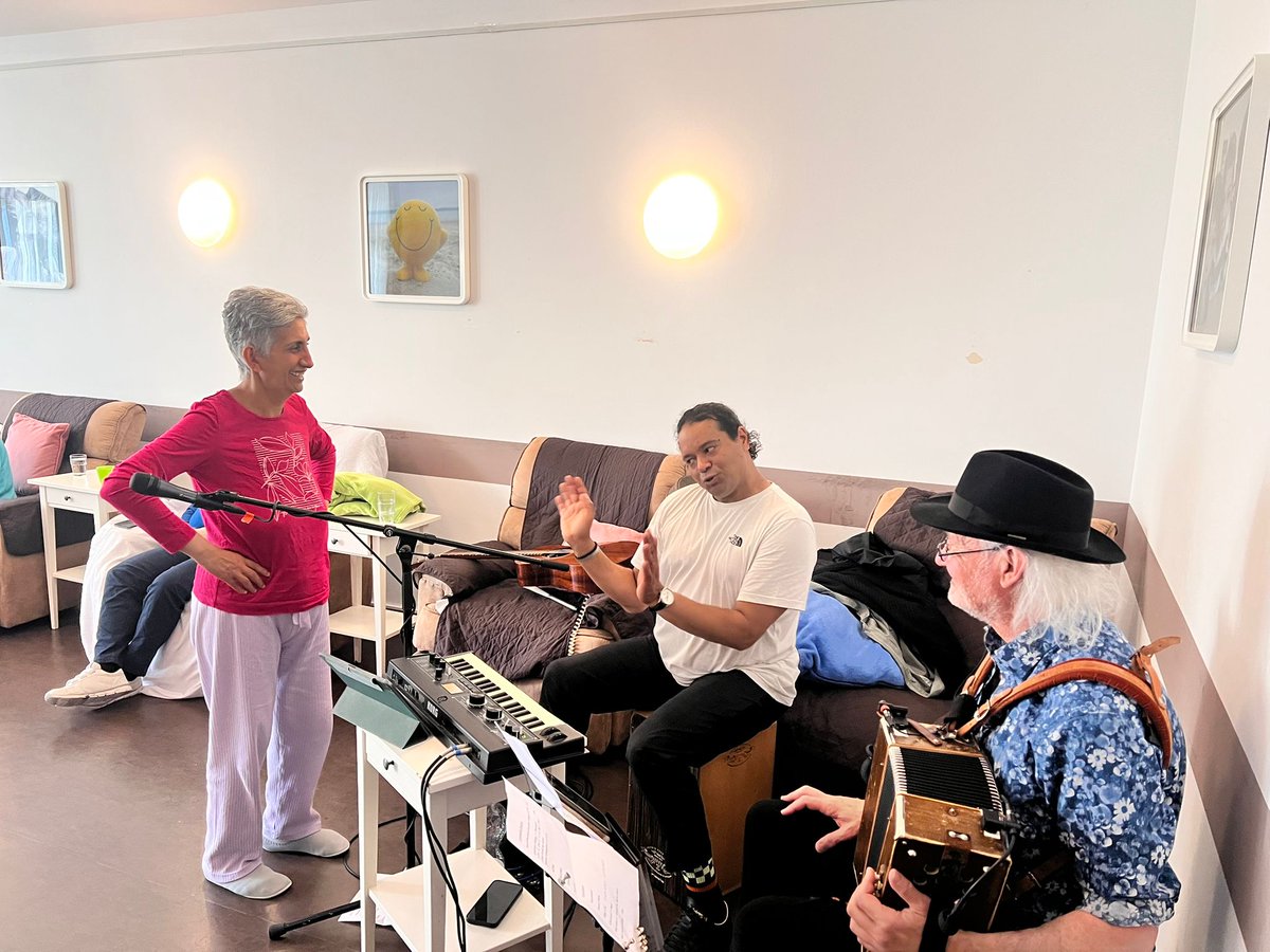 Multi_Kulti_'s tweet photo. Weil es beim letzten Mal so schön war, durften wir diesmal erneut musikalischen Besuch in unserer Tagespflege begrüßen: Die Weltkapelle Express mit Ulrich Mounir erfüllte unsere Räume mit einfühlsamer, lebendiger und herzlicher Musik 🎶🙏💛 https://t.co/48rnN9SdiJ