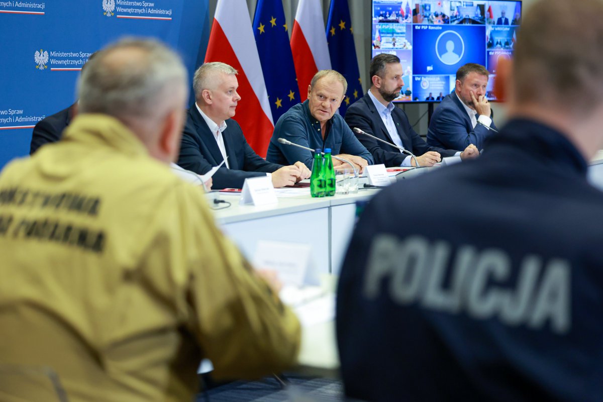 KPRM_CIR's tweet image. 📰 KOMUNIKAT | „Mądry Polak przed szkodą” - dzięki pełnej mobilizacji służb, wiedzy oraz doświadczeniom z przeszłości mamy realną szansę, aby skutecznie zapobiec negatywnym skutkom gwałtownych opadów. W MSWiA ponownie zebrał się Rządowy Zespół Zarządzania Kryzysowego, aby omówić…