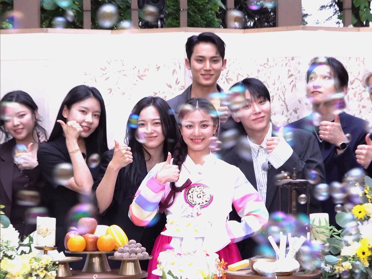 just mingyu supporting his 97z girl friends (lisa, jihyo) 🥹🤍