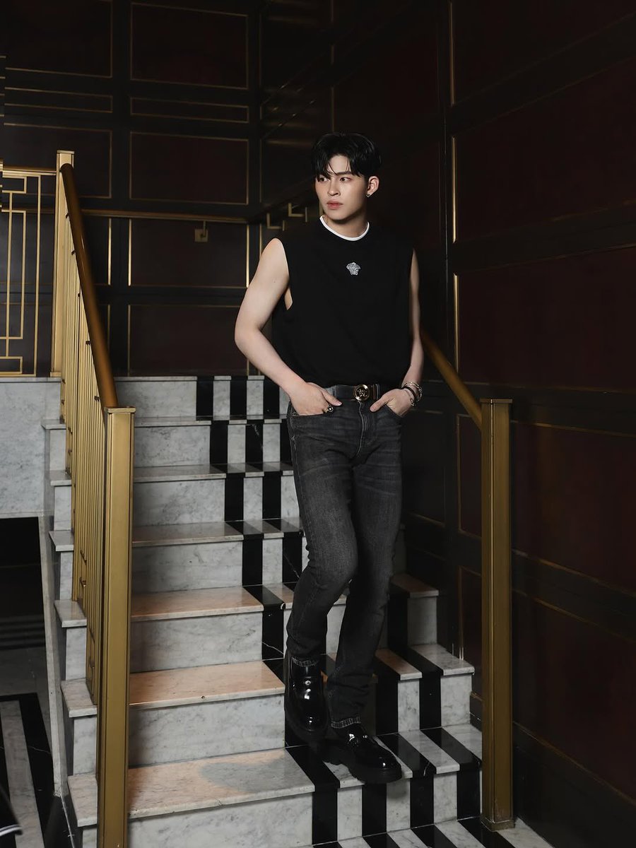 2000Mintp's tweet photo. ปอนด์พราวทูพรีเซ้นเวอซาเช่มากกกก ทรงเดฟที่ไท่ค่อยได้เห็นปอนด์ใส่เลยด้วยซ้ำ ละมันก็เท่มากด้วย ฟีลชาวร็อคอ่ะ 

#Vesace @Versace 
#ppnaravit @ppnaravit https://t.co/PnrH69ZkUt