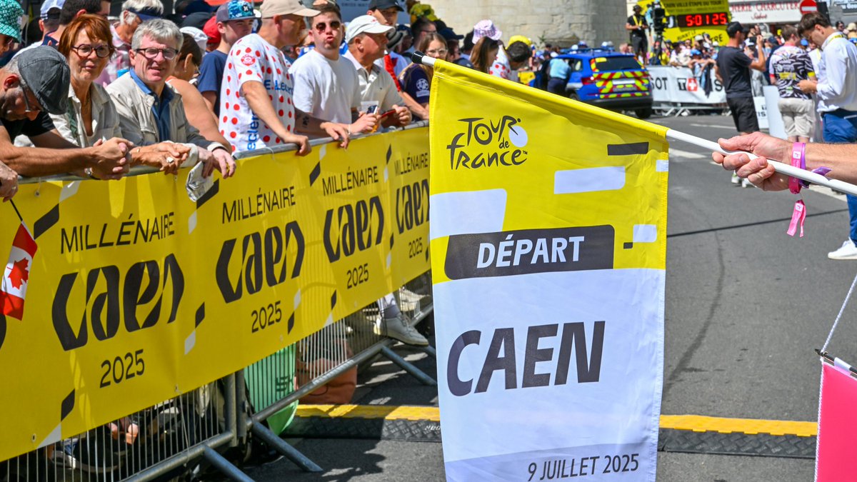 Prefet14's tweet photo. 🚴‍♂️ #TourdeFrance | Ambiance exceptionnelle à #Caen pour le départ du contre-la-montre individuel !

🎉 45 000 personnes réunies sur la zone de départ pour vivre cet événement sportif majeur.

👏 Merci au public pour sa mobilisation enthousiaste et à l’ensemble des acteurs engagés pour garantir la sécurité de tous.

#TDF2025