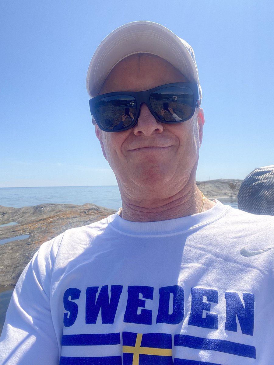 Ute med båten. Finväder. Nu blir det grillkorv med bröd.