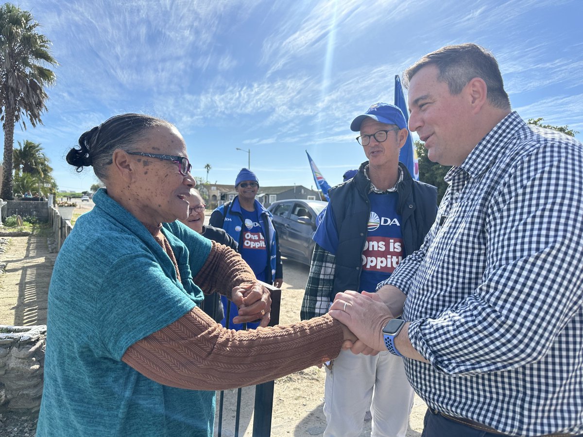 jsteenhuisen's tweet image. The DA is in Bergrivier ahead of the Ward 6 by-election to campaign for our candidate Rhime Laubscher. Hou by die blou! 💙