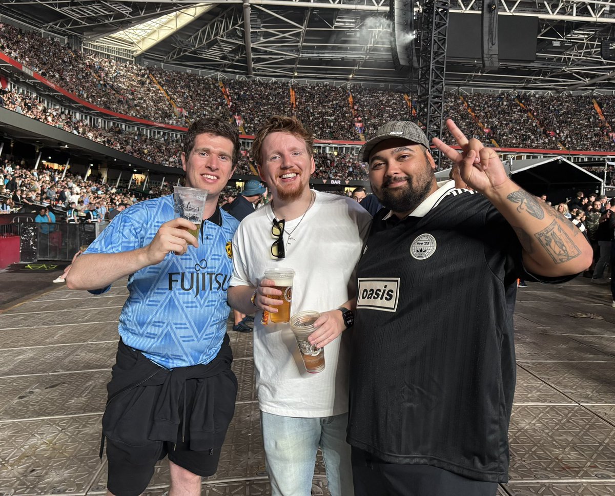 JoshHuntx's tweet photo. @OfficialTPDTV Went on the Saturday. Thought it was class. Having the wristband upgrade from general admission to front standing made it even better. Met you lot as well which was nice 🫡 https://t.co/bHP1Y2hFVR
