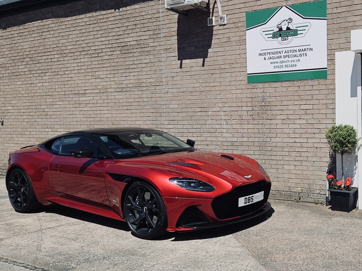 We're all a bit in love 🥰❤

New style DBS in this week! 

#astonmartin #DBS #astonmartindbs #supercars #fastcars