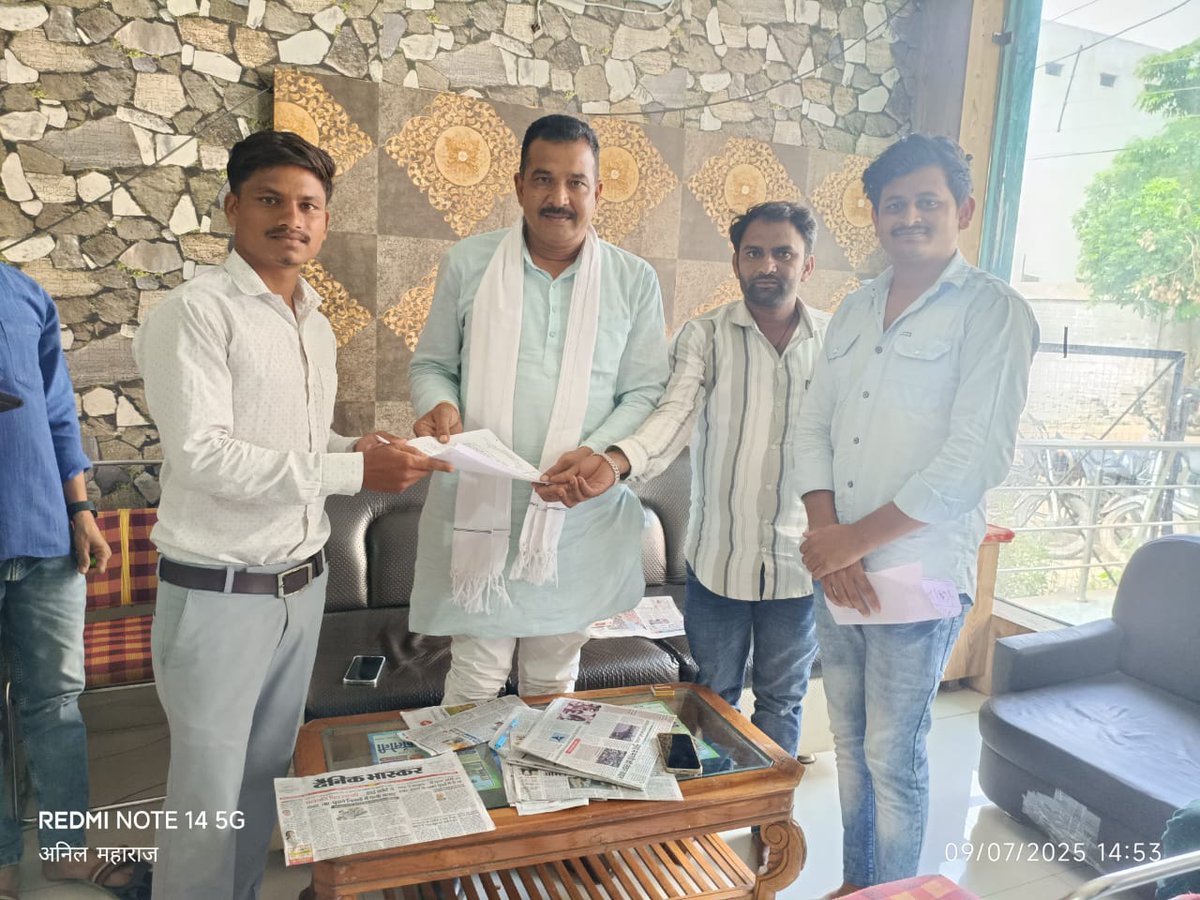 आज बड़वानी  विधायक राजन मंडलोई को जन सेवा मित्रो को पुनः बहाली के सम्बन्ध में एवं विधानसभा में आवाज उठाने के लिए ज्ञापन सौंपा गया  ।
#जनसेवा_मित्रो_को_बहाल_करो 
#मोहन_हटाओ_मध्यप्रदेश_बचाओ