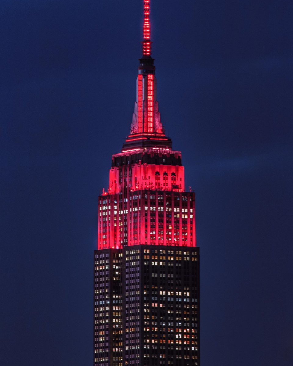 DexterDaily's tweet photo. Empire State Building Glows Red for Dexter: Resurrection Premiere Tribute 🩸 https://t.co/My4n1X6ccQ

#DexterResurrection #Dexter https://t.co/eJWnmsJQej