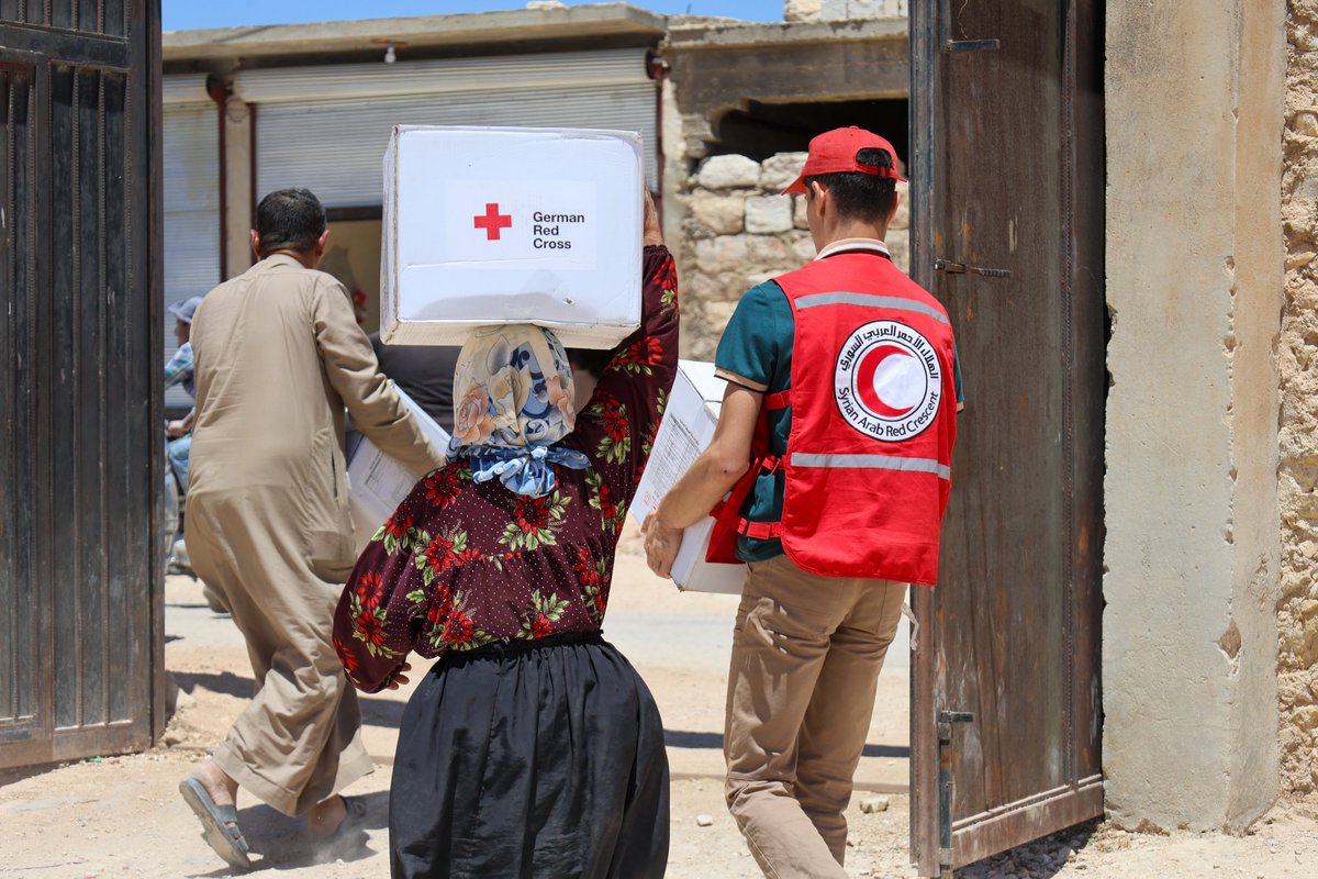 SYRedCrescent's tweet image. 25K newly returned families in northern #Aleppo are receiving food kits to help ease their living burdens and address urgent needs.
This initiative is supported by the @roteskreuz_de and done in cooperation with the Directorate of Social Affairs.