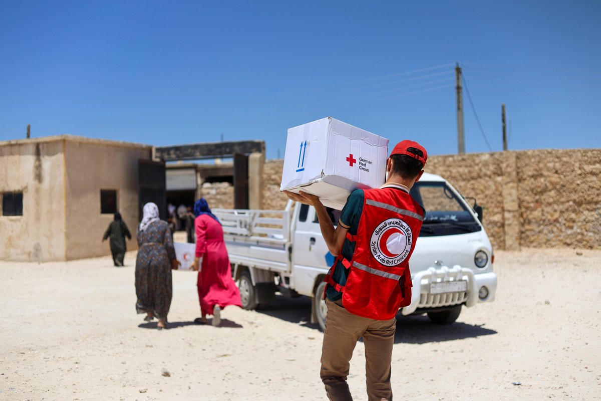SYRedCrescent's tweet image. 25K newly returned families in northern #Aleppo are receiving food kits to help ease their living burdens and address urgent needs.
This initiative is supported by the @roteskreuz_de and done in cooperation with the Directorate of Social Affairs.