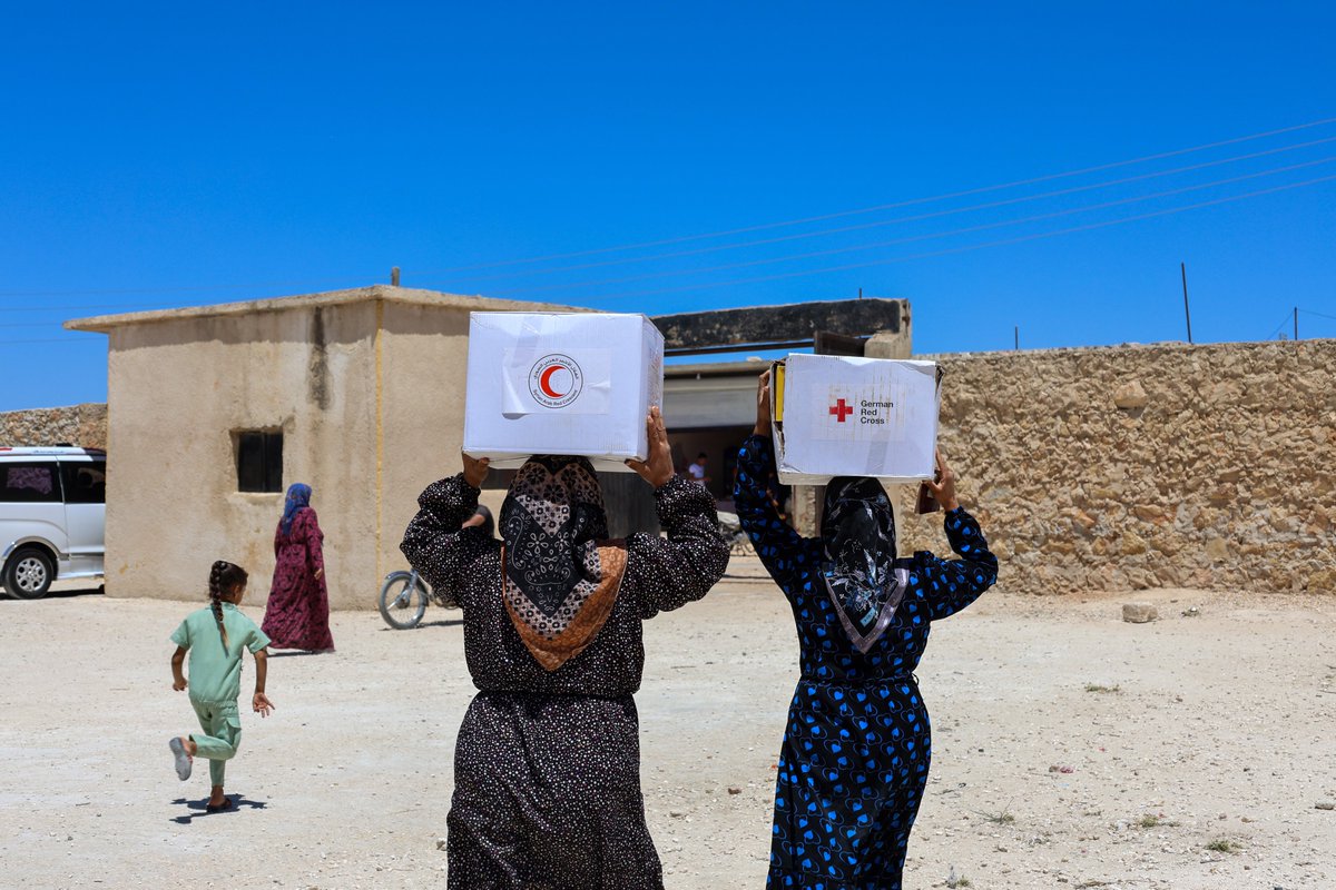 SYRedCrescent's tweet image. 25K newly returned families in northern #Aleppo are receiving food kits to help ease their living burdens and address urgent needs.
This initiative is supported by the @roteskreuz_de and done in cooperation with the Directorate of Social Affairs.