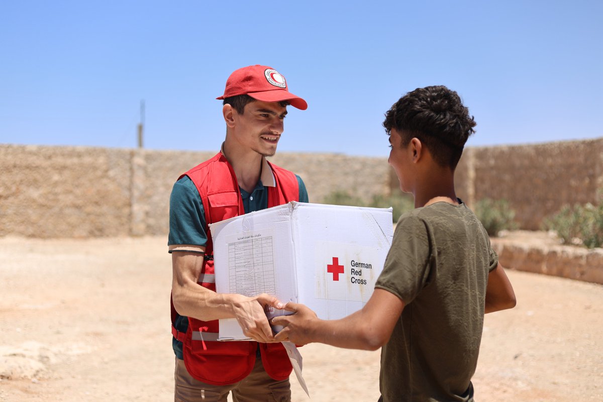 SYRedCrescent's tweet image. 25K newly returned families in northern #Aleppo are receiving food kits to help ease their living burdens and address urgent needs.
This initiative is supported by the @roteskreuz_de and done in cooperation with the Directorate of Social Affairs.