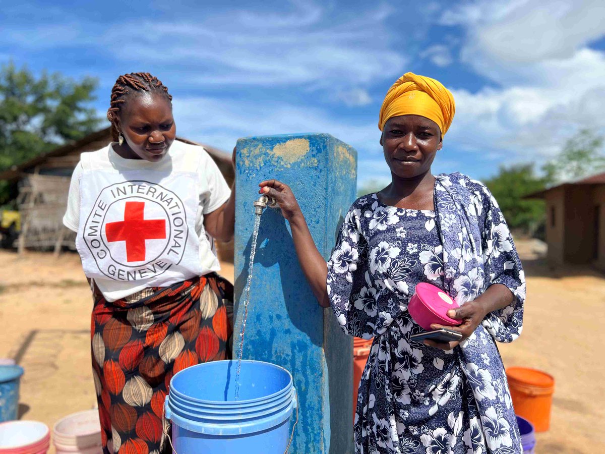 Uma das consequências do conflito armado em #Moçambique é a escassez de serviços essenciais. 

Em Mocímboa da Praia, construímos sistemas de abastecimento de água para beneficiar cerca de 9 mil pessoas que retornaram às suas zonas de origem. ⛑️🤝