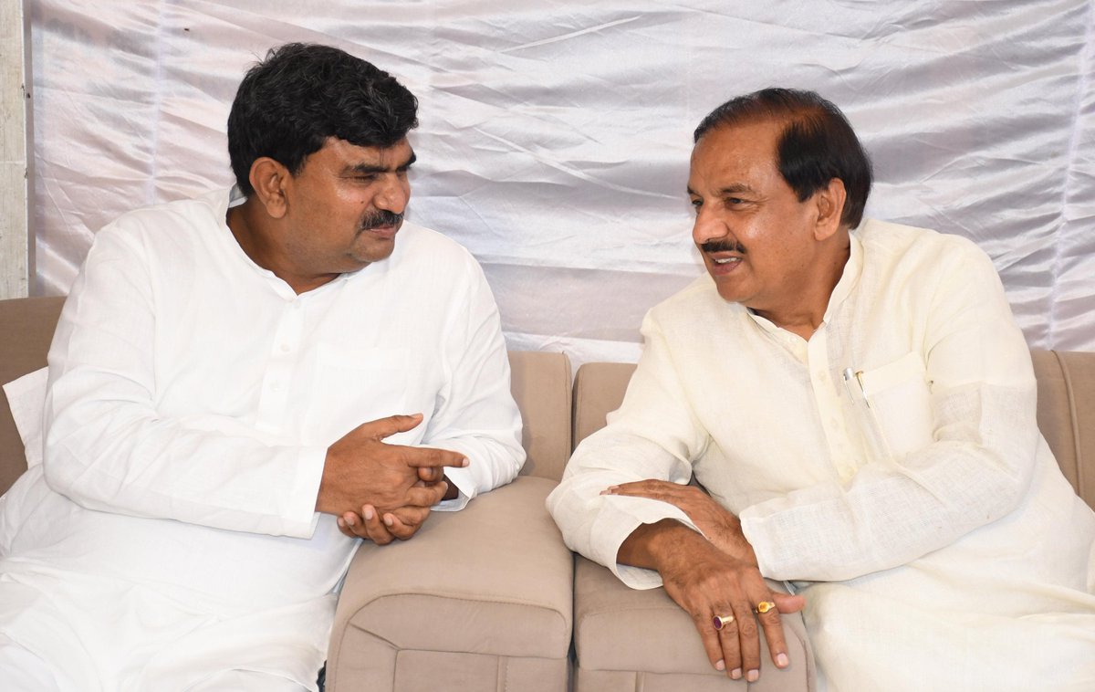 Dr. Mahesh Sharma (@dr_maheshsharma) on Twitter photo भारतीय जनता पार्टी, उत्तर प्रदेश के प्रदेश महामंत्री (संगठन) श्री <a href="/idharampalsingh/">Dharampal Singh</a> जी की पूज्य माताजी के निधन की अत्यंत दुःखद खबर के पश्चात आज उनके पैतृक गाँव हुर नगला उर्फ़ बेगमपुर हरे, जनपद बिजनौर जाकर श्रद्धांजलि अर्पित कर शोक संवेदना व्यक्त की।
ईश्वर दिवंगत आत्मा को शांति भारतीय जनता पार्टी, उत्तर प्रदेश के प्रदेश महामंत्री (संगठन) श्री <a href="/idharampalsingh/">Dharampal Singh</a> जी की पूज्य माताजी के निधन की अत्यंत दुःखद खबर के पश्चात आज उनके पैतृक गाँव हुर नगला उर्फ़ बेगमपुर हरे, जनपद बिजनौर जाकर श्रद्धांजलि अर्पित कर शोक संवेदना व्यक्त की।
ईश्वर दिवंगत आत्मा को शांति
