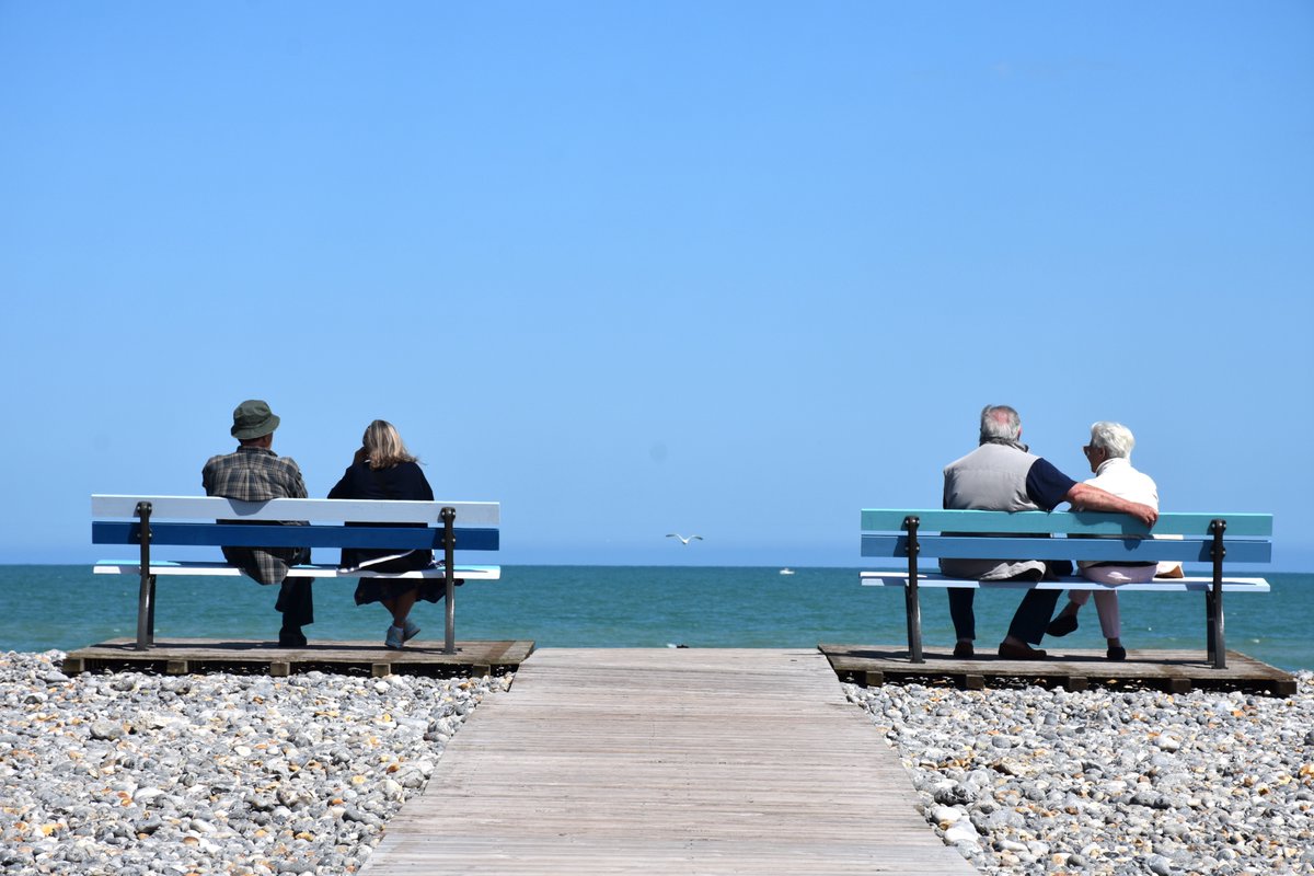 🎶"À m'asseoir sur un banc🪑5 minutes, avec toi. Et regarder [la mer🌊], tant qu'y en a".🎶La Ville a installé 6 bancs, peints aux couleurs des cabines, sur la plage🏖️de #Dieppe au bout des allées de decks (permettant de marcher sur les galets). Posez-vous, profitez de la vue !😍