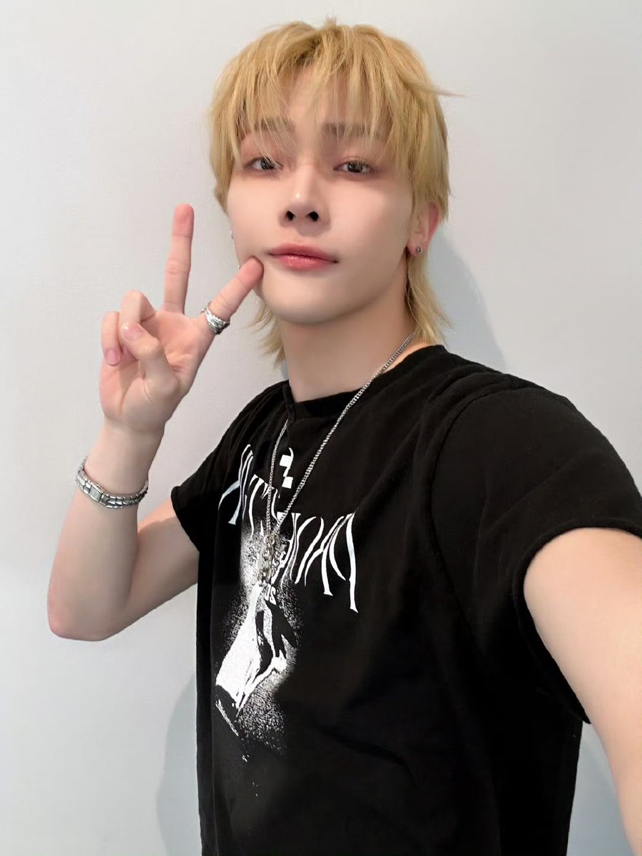 yisyangwang's tweet image. ✌️ Birthday selca ✌️