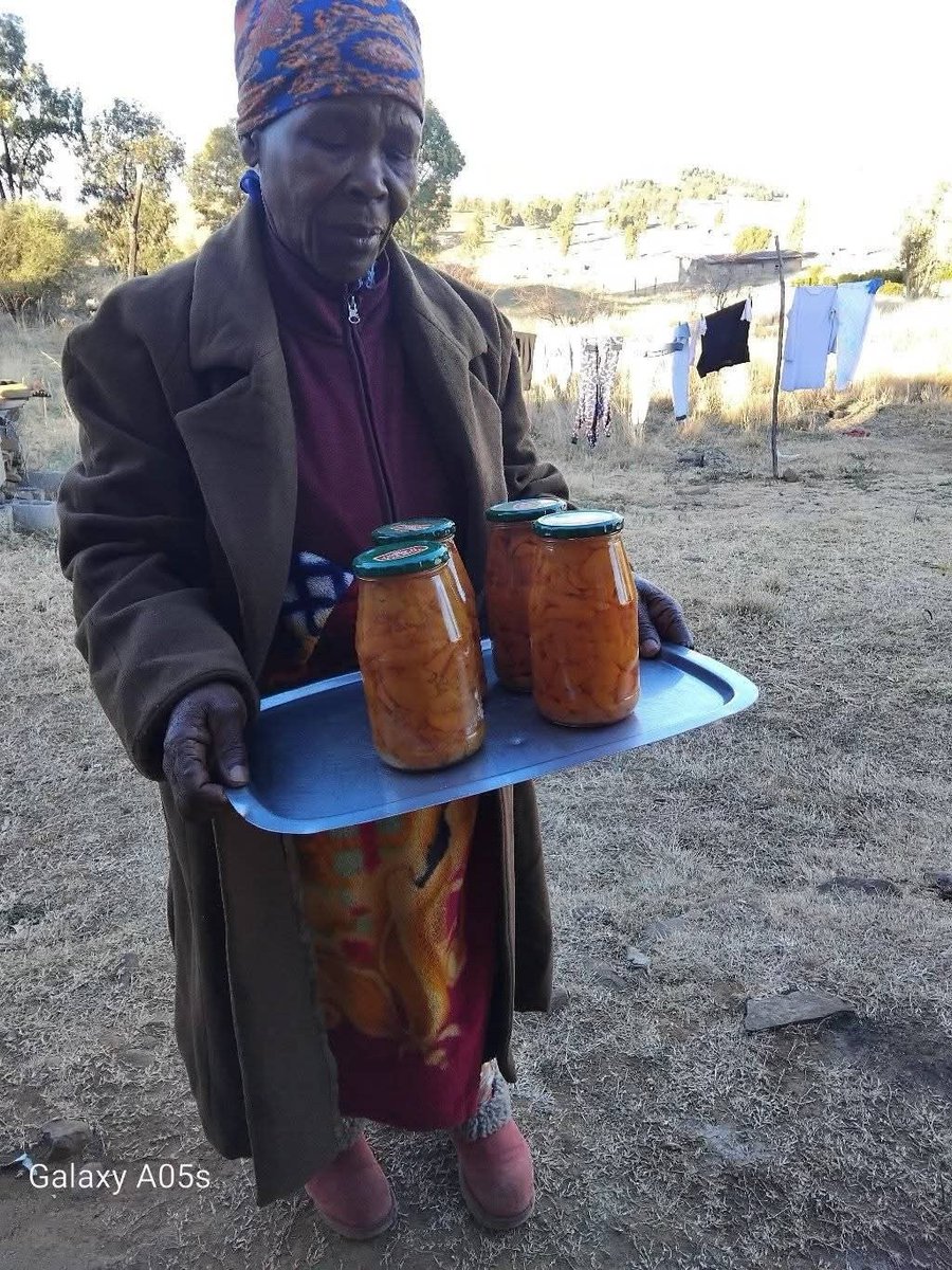 KasiEconomy's tweet photo. Gogo selling sliced peaches https://t.co/6oBU1tlqad