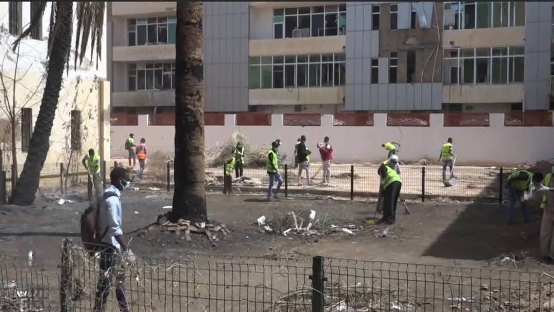 🔵 موكب شبابي ضخم لنظافة مستشفى الخرطوم وإزالة الأنقاض عنه تمهيدًا لصيانته وعودته للخدمة.