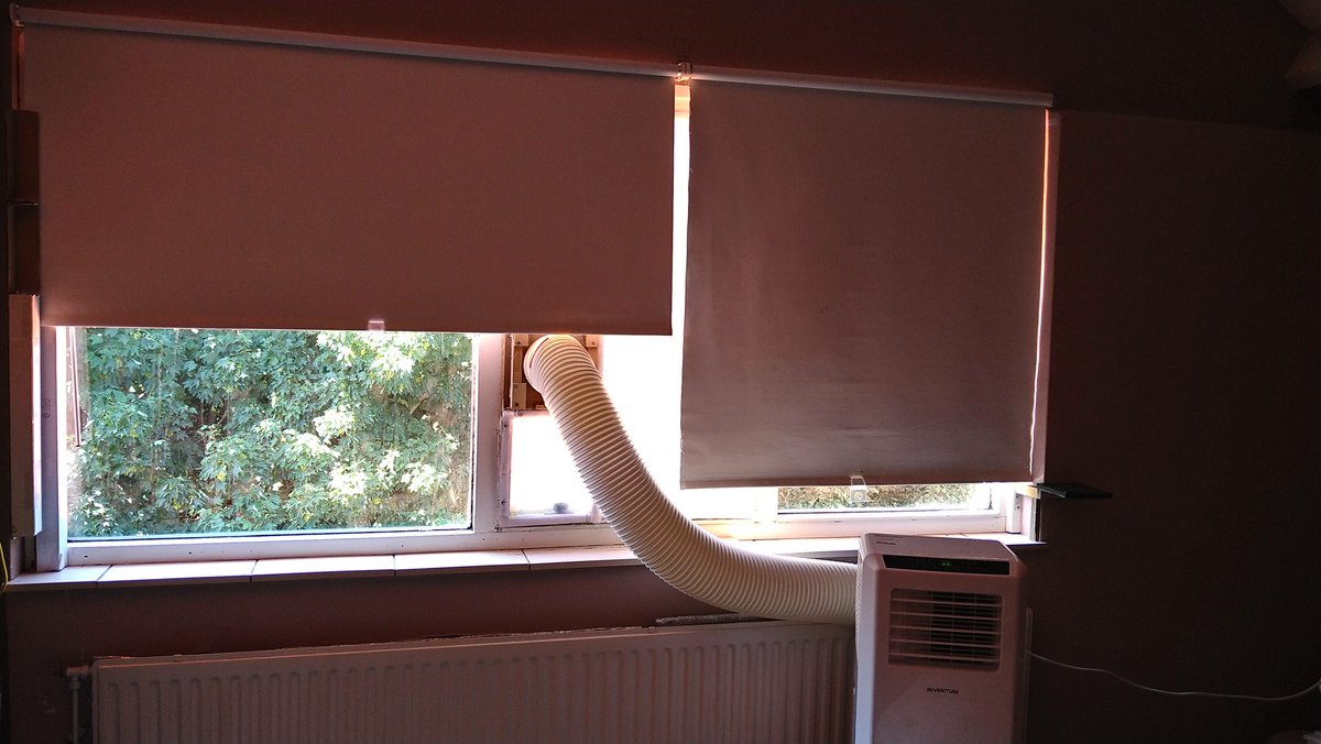 soundenlight42's tweet photo. Met extreme hoge temperaturen van 30 graden is het fijn om een airco te hebben waarvan de slang gekoppeld is met ovale of ronde mondstuk aan de inzet hor raam die is afgeplakt met transparante plastic en klittenband.  De verduisterde rolgordijn houd het felle zonlicht tegen. https://t.co/7OHA1JHLSS